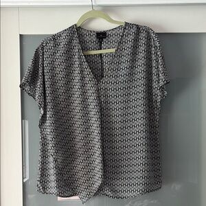 Worthington Black and White Boxy Short Sleeve Blouse